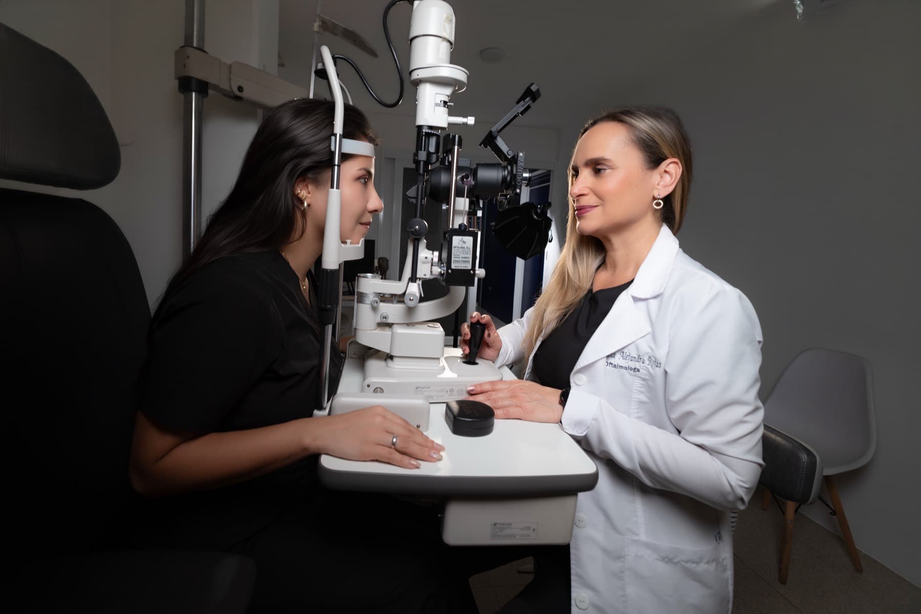 Evaluación oftalmológica especializada — Dra. María Alejandra Rojas durante una evaluación con lámpara de hendidura.